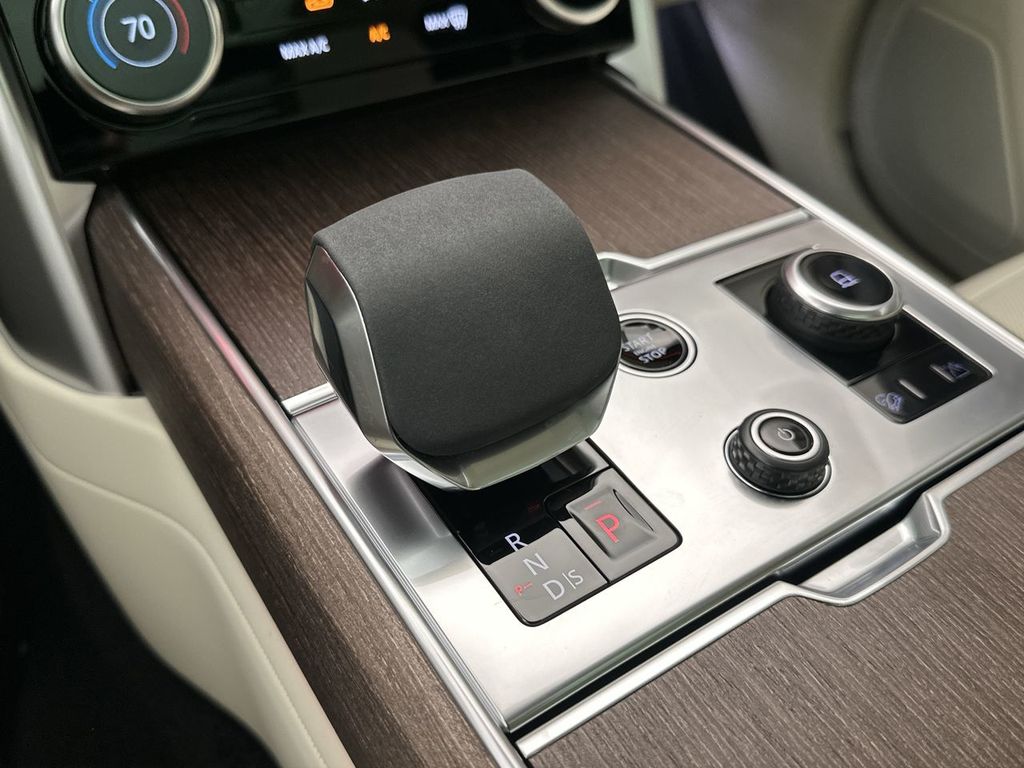 2023 Land Rover Range Rover SE photo 13