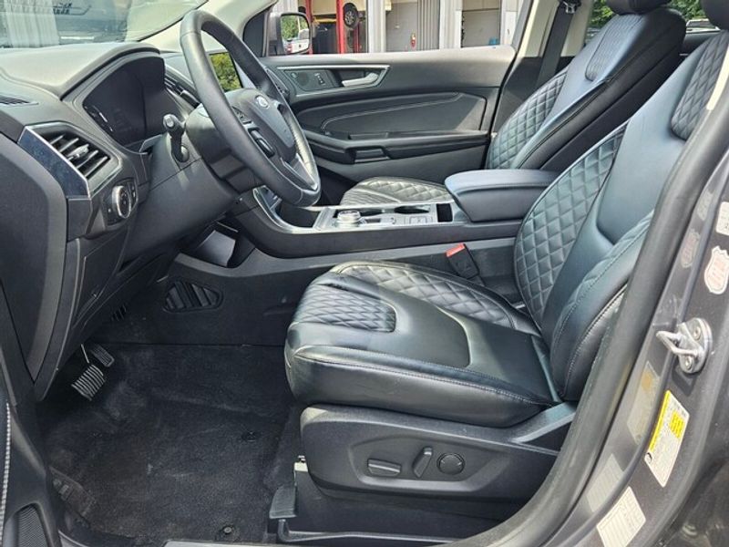 2024 Ford Edge Titanium photo 5
