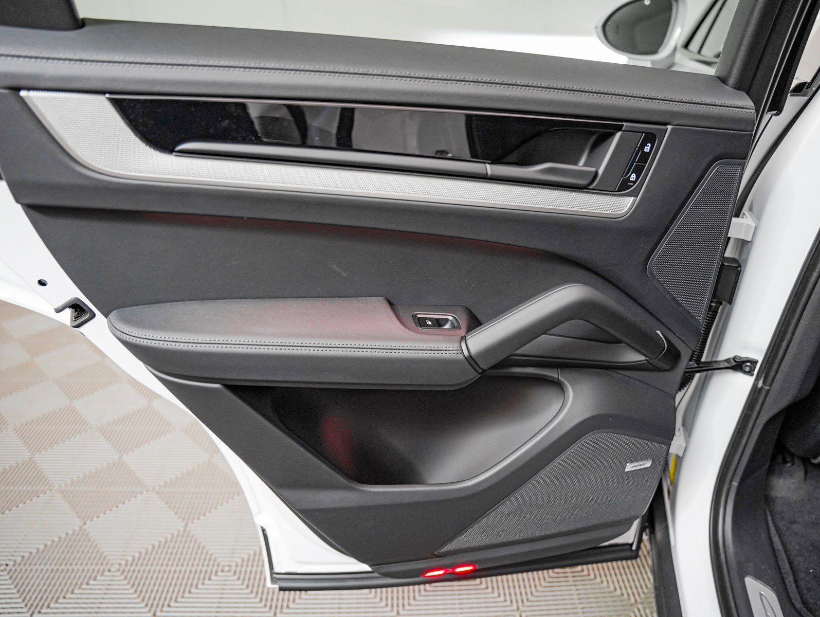 2025 Porsche Cayenne Coupe photo 25