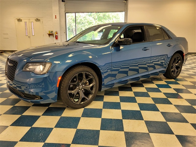 2022 Chrysler 300 Touring photo 3