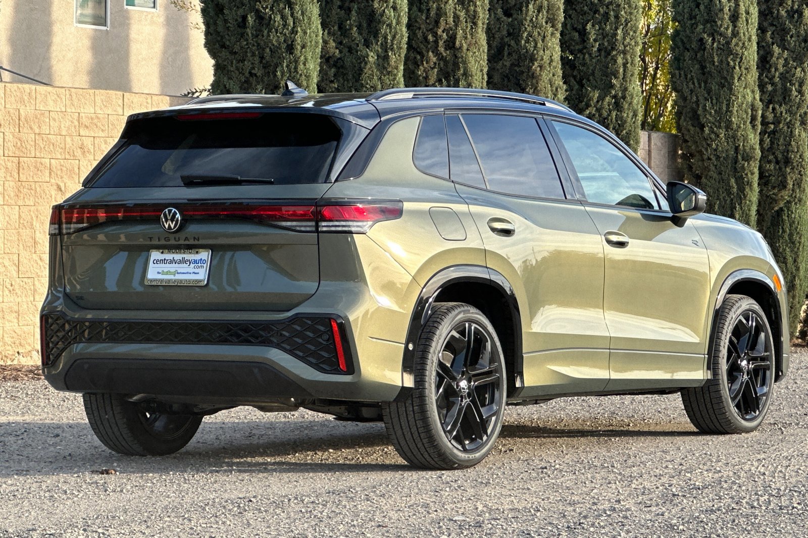 2026 Volkswagen Tiguan SE R-Line Black photo 2