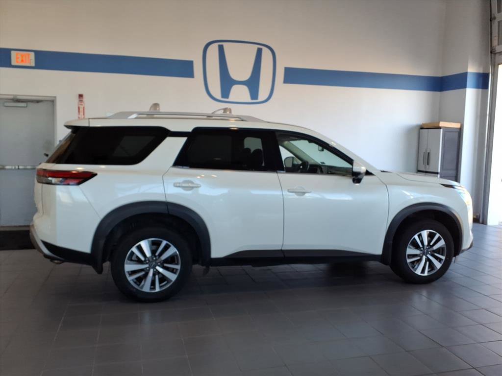 2022 Nissan Pathfinder SL photo 2