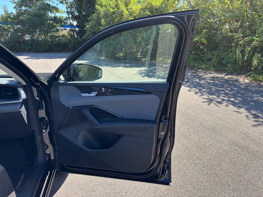 2025 Volkswagen Tiguan SE photo 3