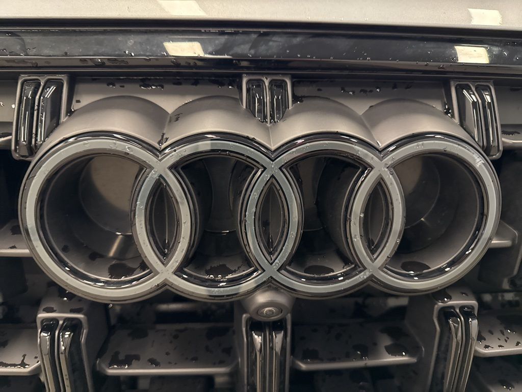 2025 Audi Q7 45 Premium Plus photo 3