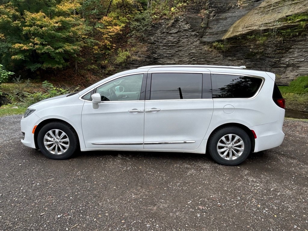 2018 Chrysler Pacifica Touring L photo 2