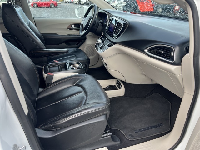 2017 Chrysler Pacifica Touring L photo 14
