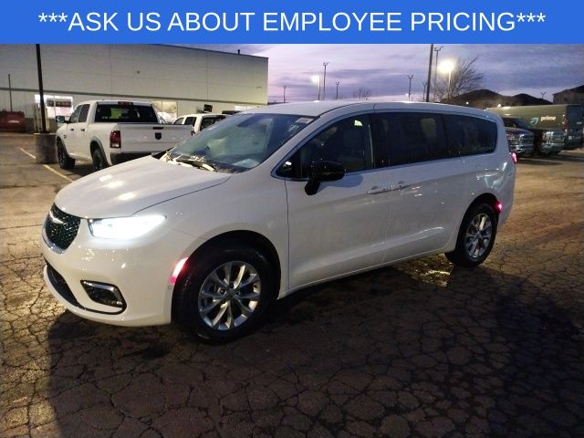 2025 Chrysler Pacifica photo 5