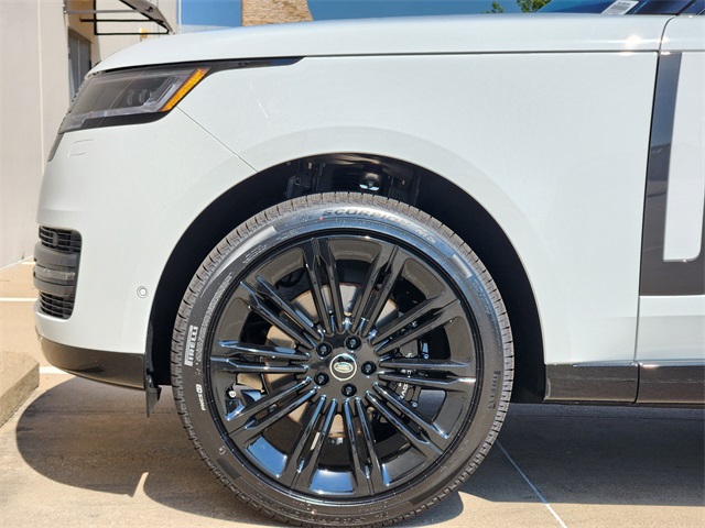 2025 Land Rover Range Rover SE photo 4