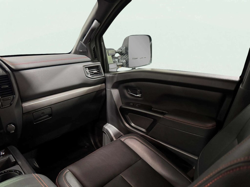 2024 Nissan Titan Crew Cab photo 12