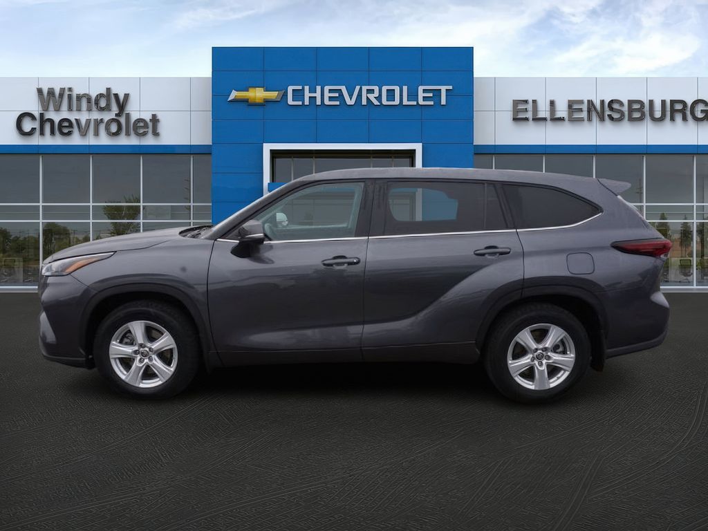 2024 Toyota Highlander LE photo 3