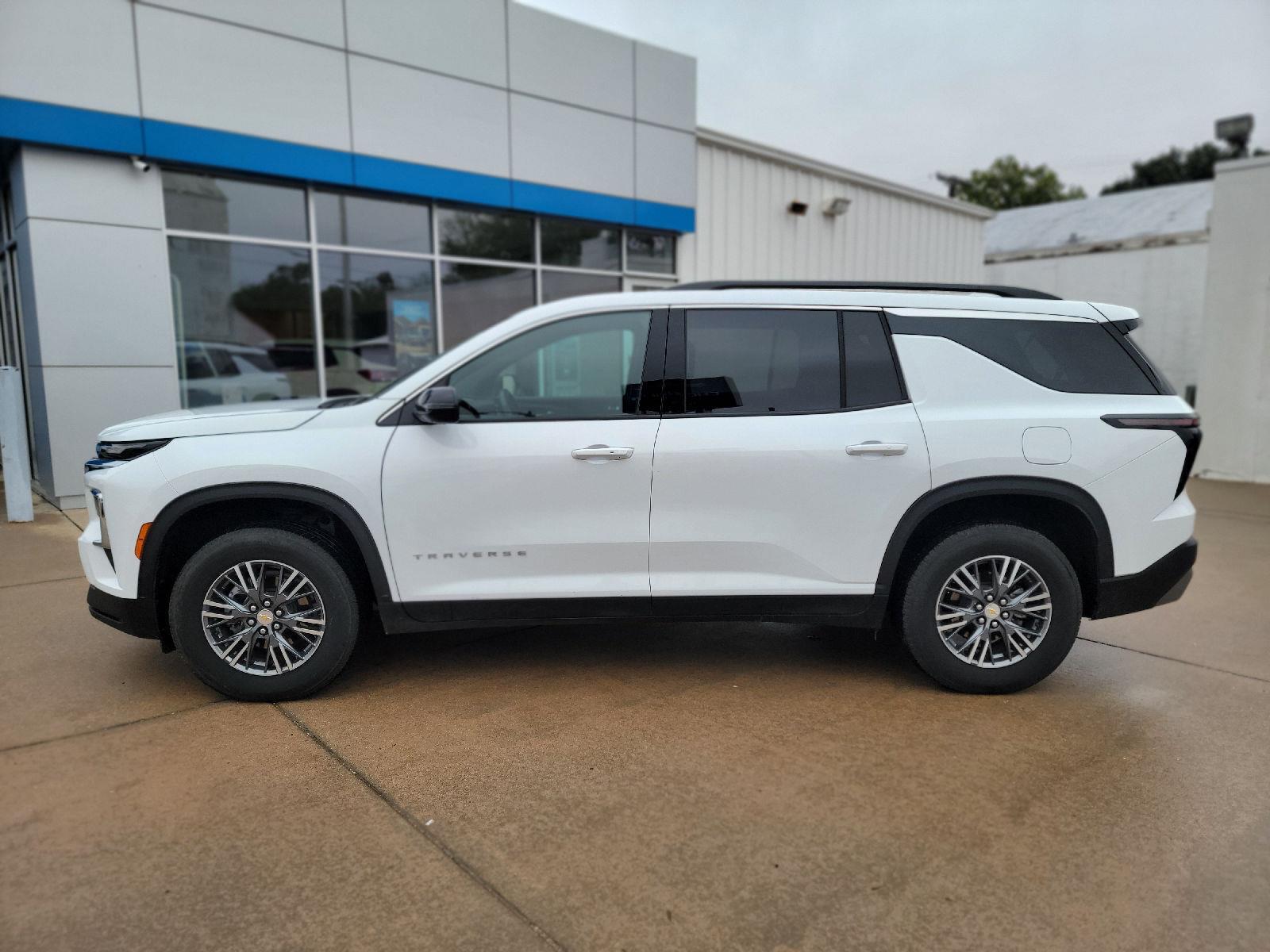2025 Chevrolet Traverse photo 2