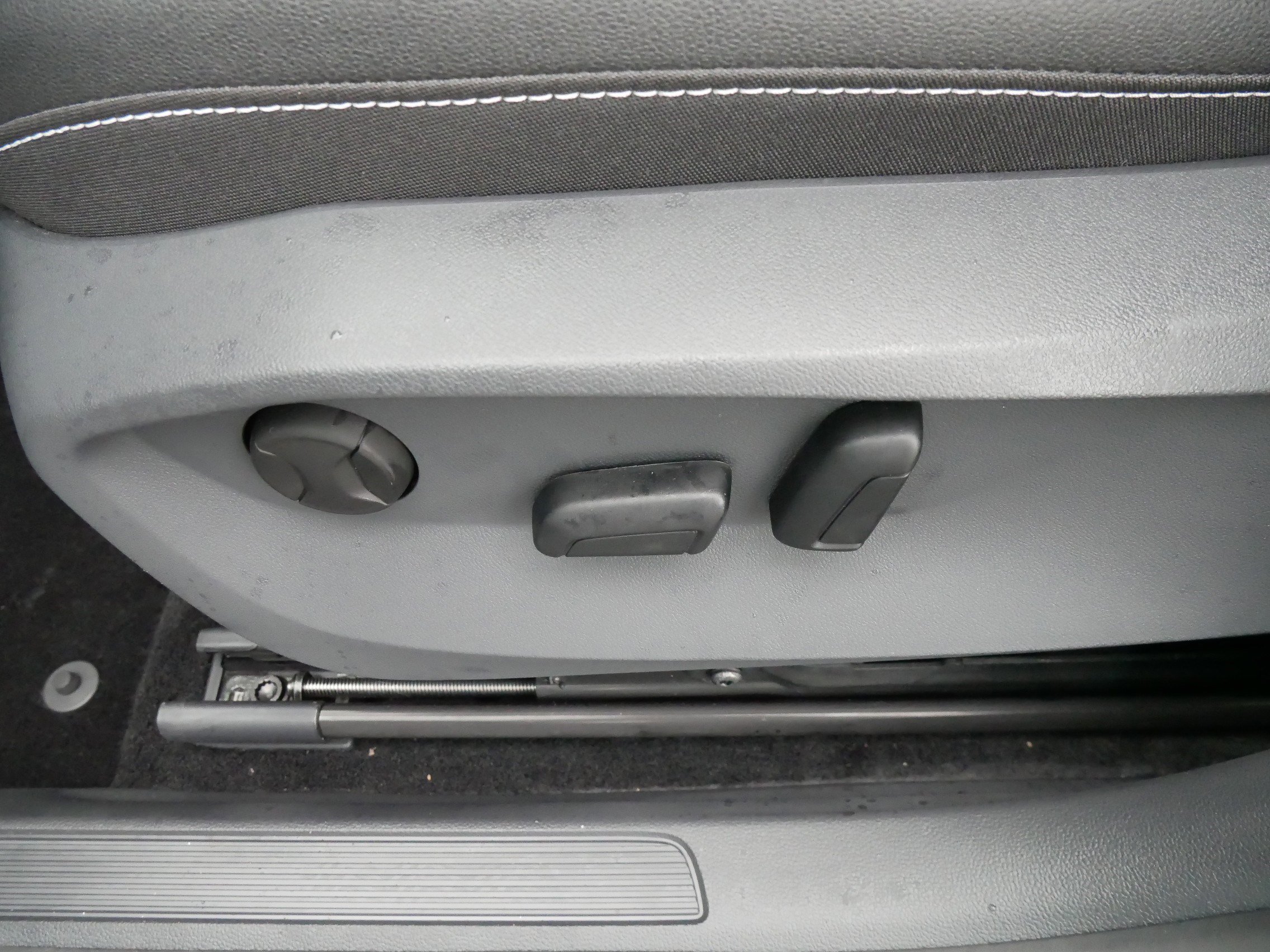 2024 Volkswagen Taos SE photo 18