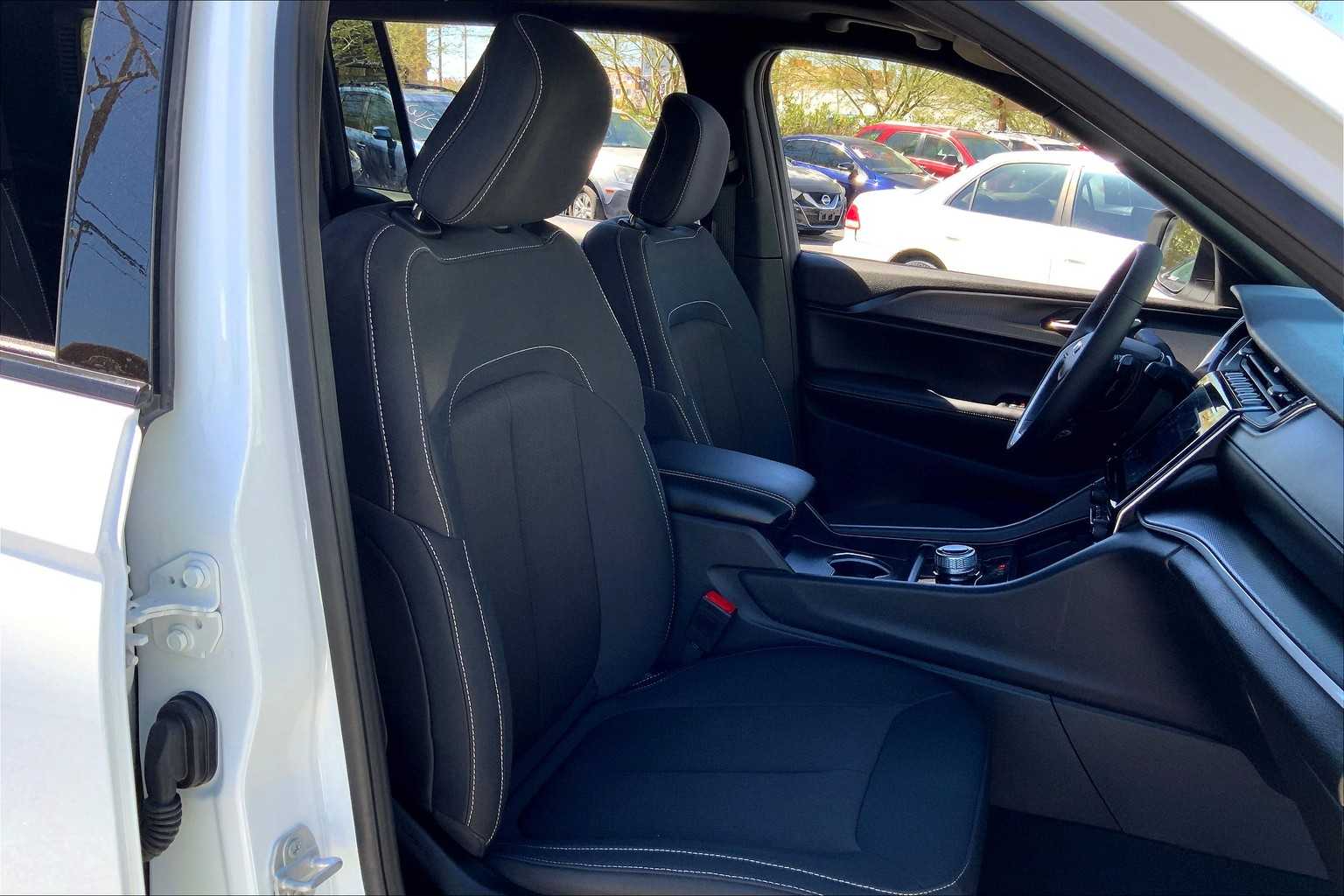 2025 Jeep Grand Cherokee Laredo X photo 8