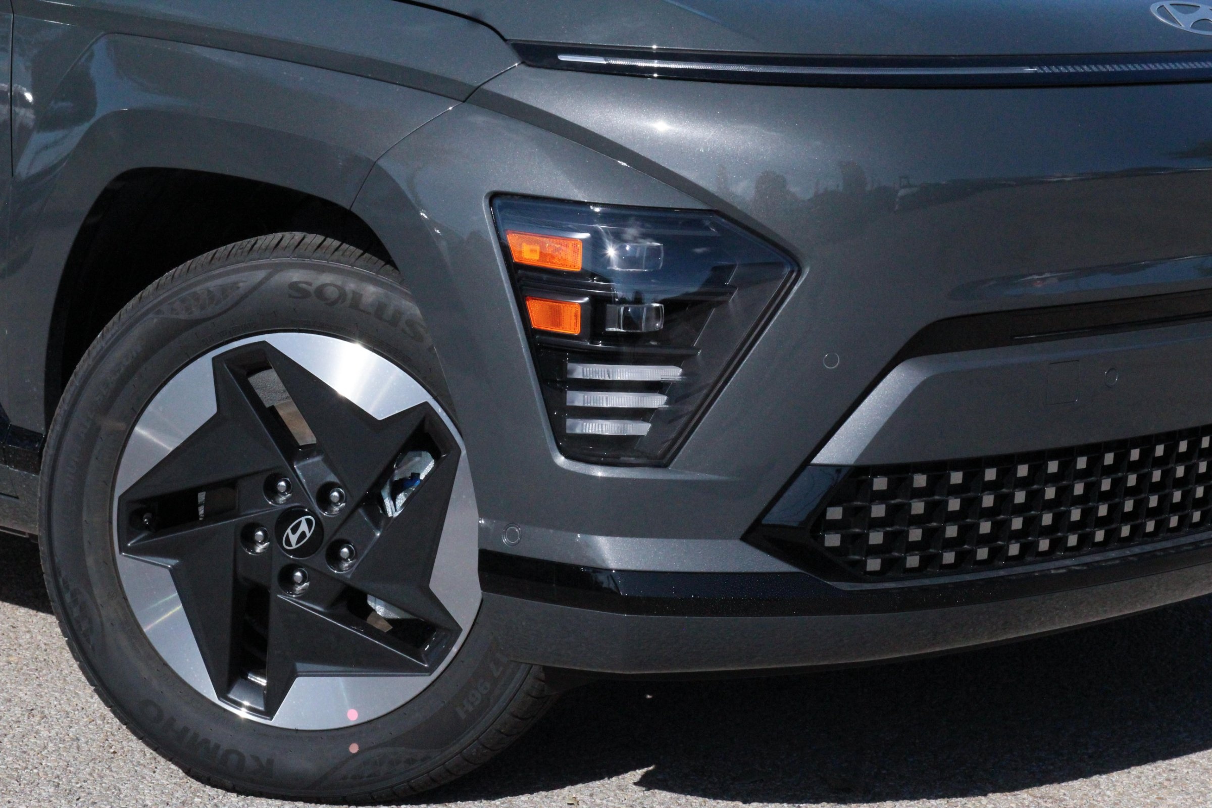 2025 Hyundai Kona Electric Limited photo 2