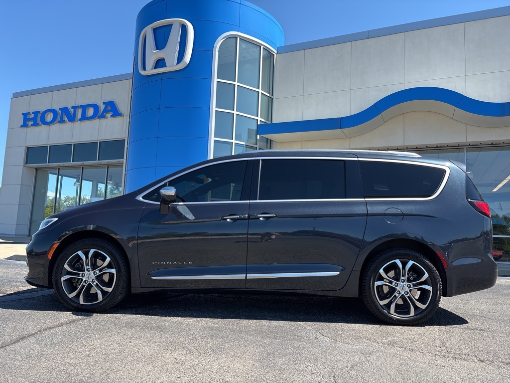 2021 Chrysler Pacifica Pinnacle photo 2