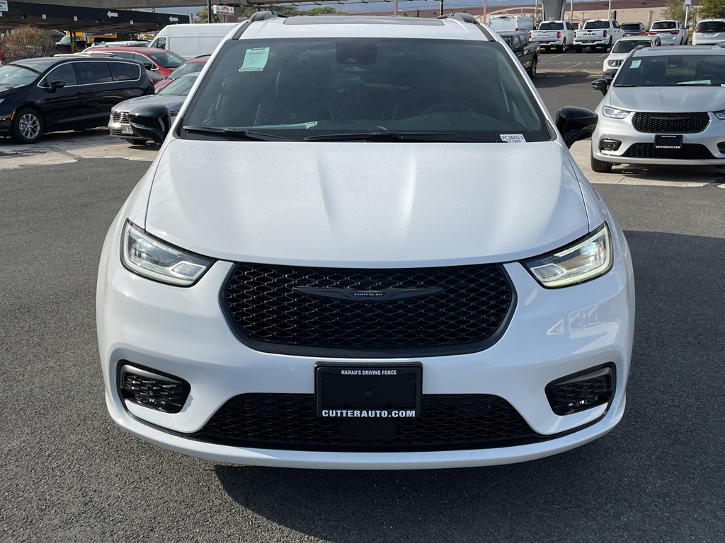 2026 Chrysler Pacifica Limited's photo