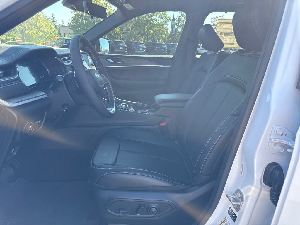2025 Jeep Grand Cherokee Limited photo 9