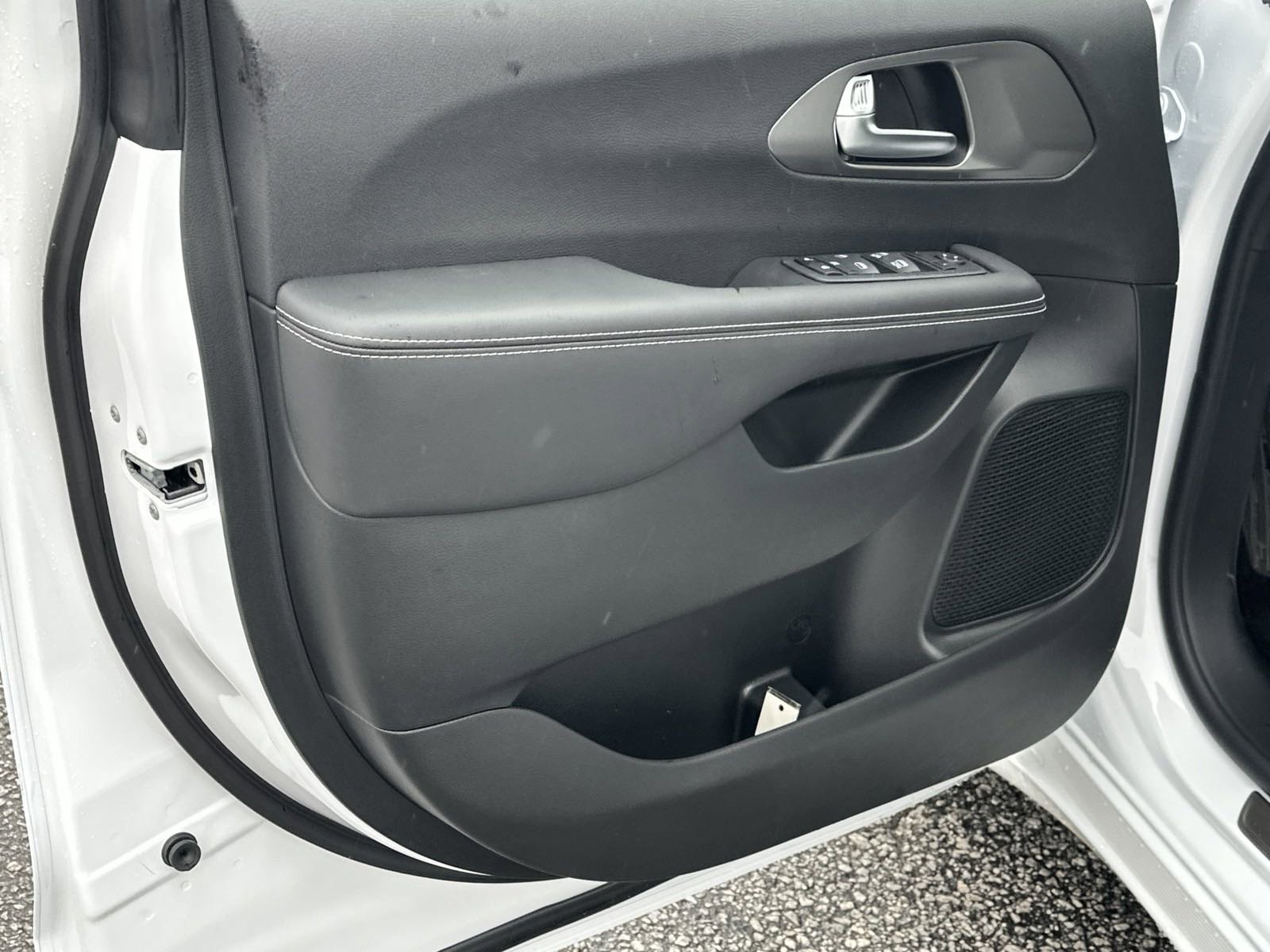 2025 Chrysler Voyager LX photo 11
