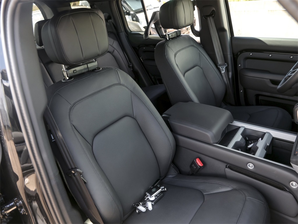 2026 Land Rover Defender 110 V8 photo 35