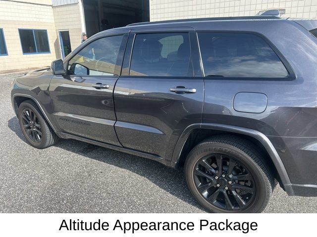 2021 Jeep Grand Cherokee Laredo X photo 2