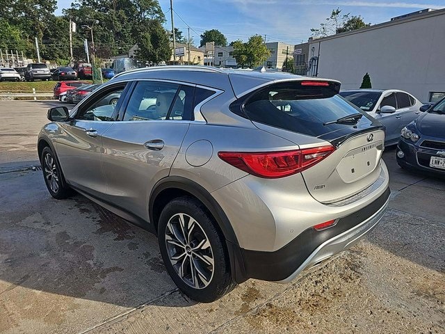 2018 Infiniti QX30 Essential photo 4