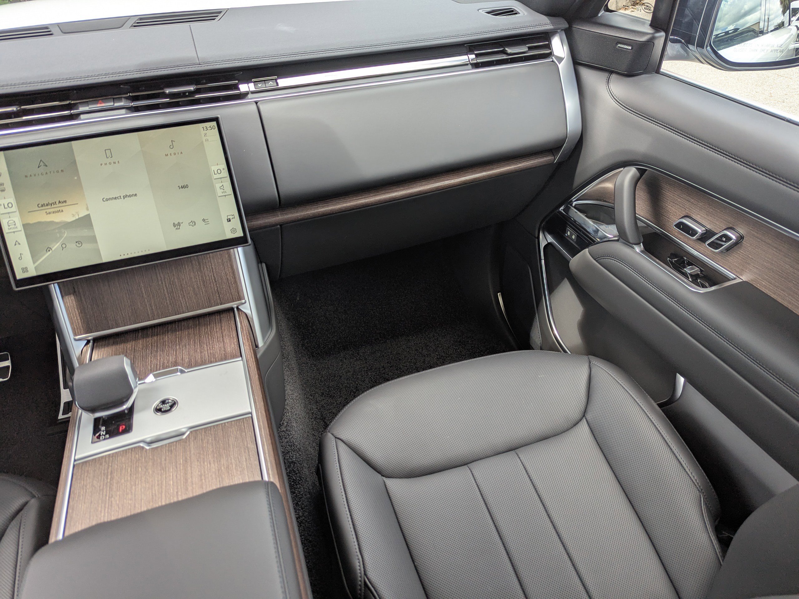 2025 Land Rover Range Rover SE photo 15