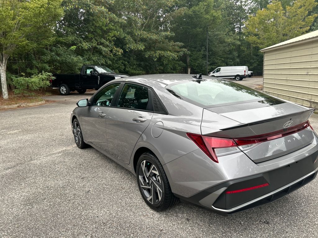 2025 Hyundai Elantra SEL Sport photo 4