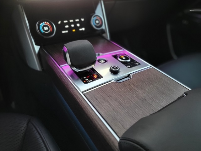 2023 Land Rover Range Rover SE photo 24