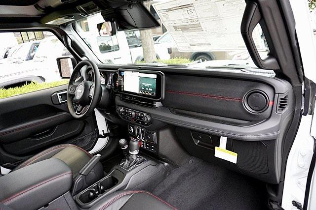 New 2025 Bright White Clear-Coat Exterior Paint Jeep Rubicon image 14