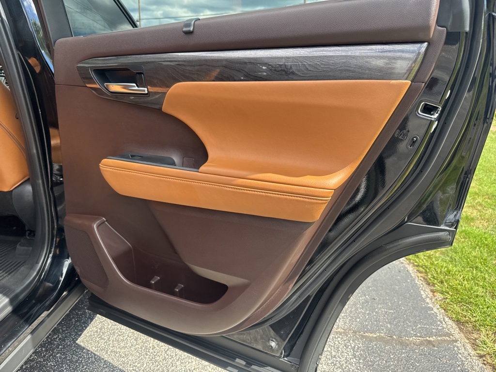 2020 Toyota Highlander Hybrid Platinum photo 21