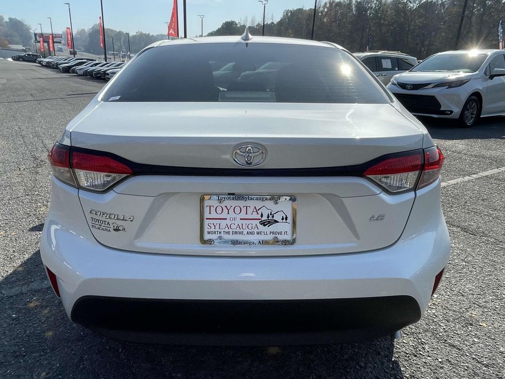 2025 Toyota Corolla LE photo 3
