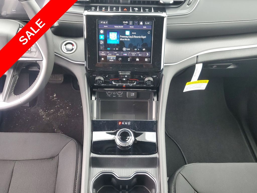 2025 Jeep Grand Cherokee Laredo Altitude photo 26