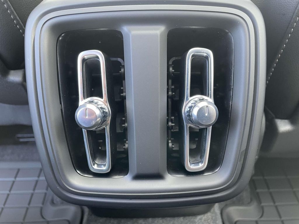 2026 Volvo XC40 AWD Plus photo 2