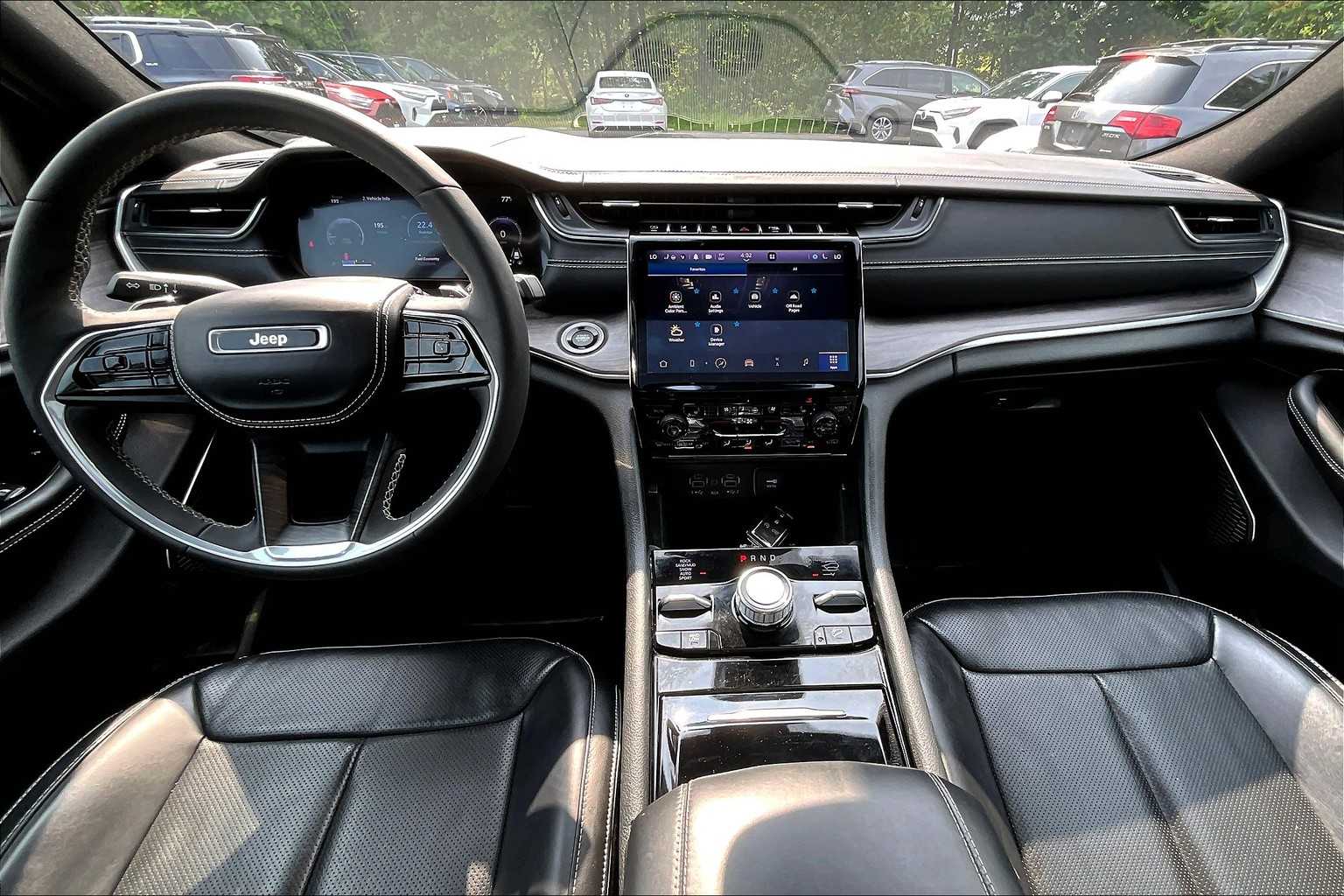 2023 Jeep Grand Cherokee Overland photo 13