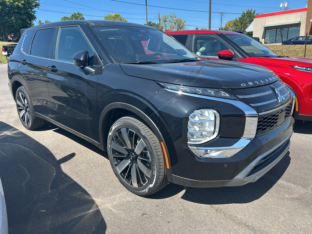 2025 Mitsubishi Outlander SE's photo