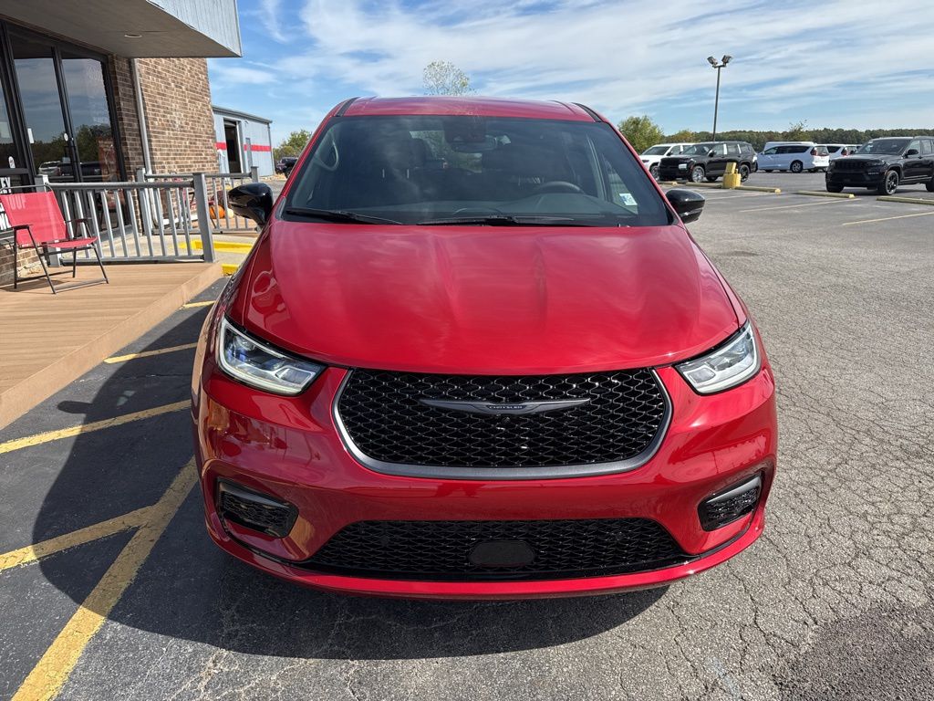 2026 Chrysler Pacifica photo 3