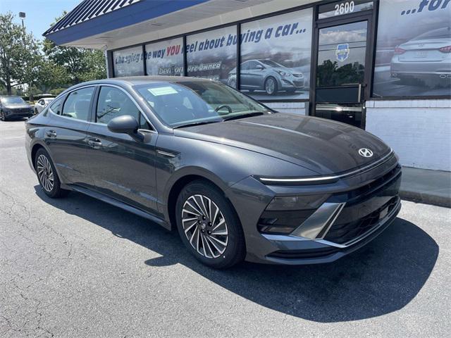 2025 Hyundai Sonata Hybrid SE photo 2