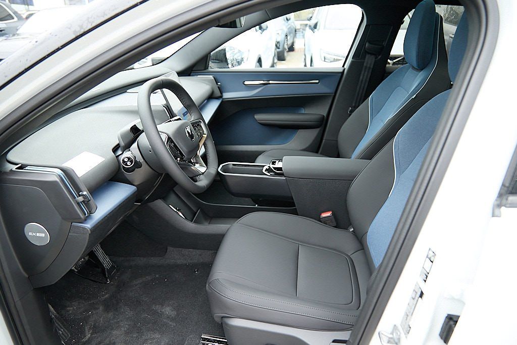 2026 VOLVO EX30 - Image 13