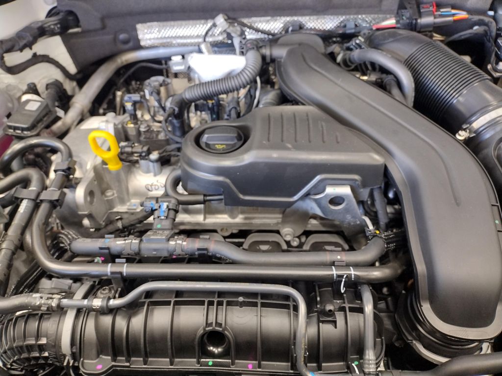 2025 Volkswagen Taos SE photo 3