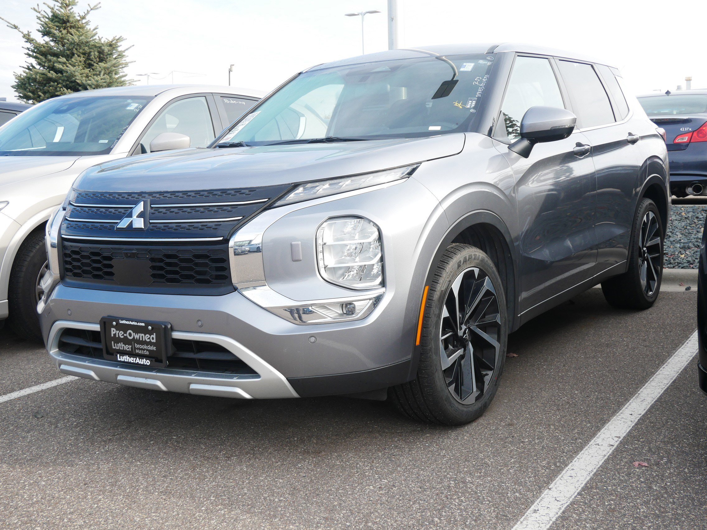 2024 Mitsubishi Outlander SE photo 2