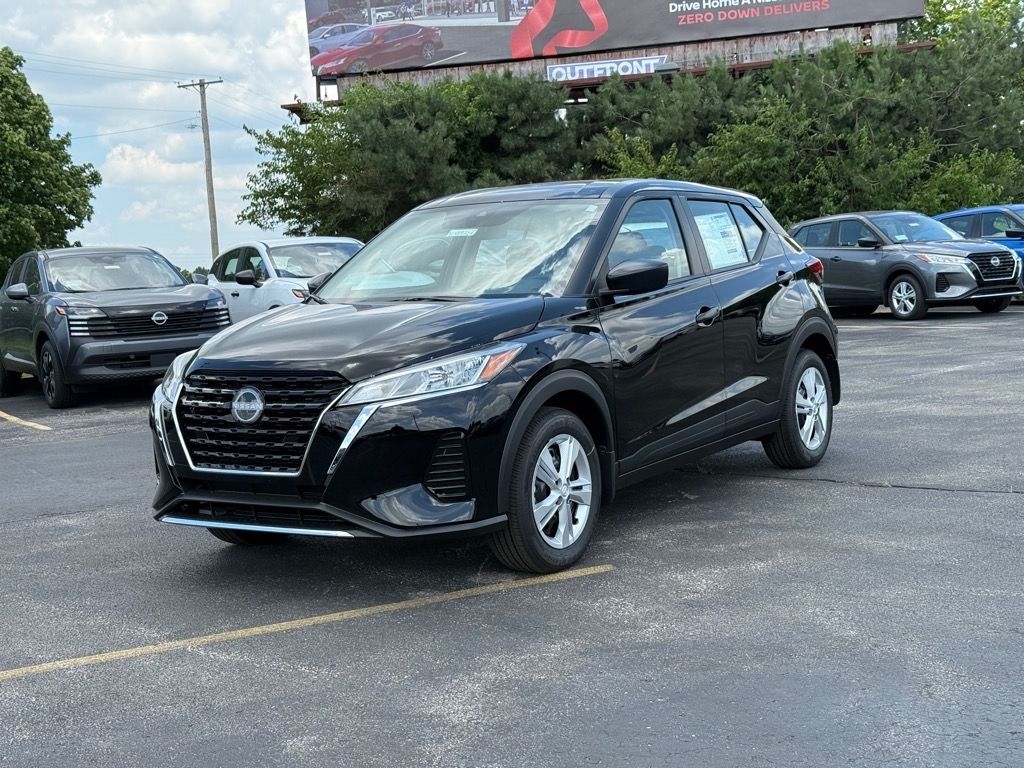 2025 Nissan Kicks Play S photo 2