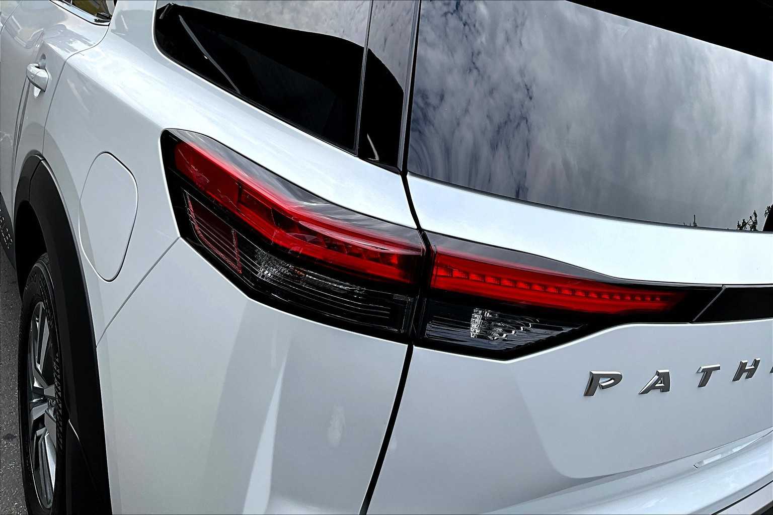 2025 Nissan Pathfinder SL photo 14