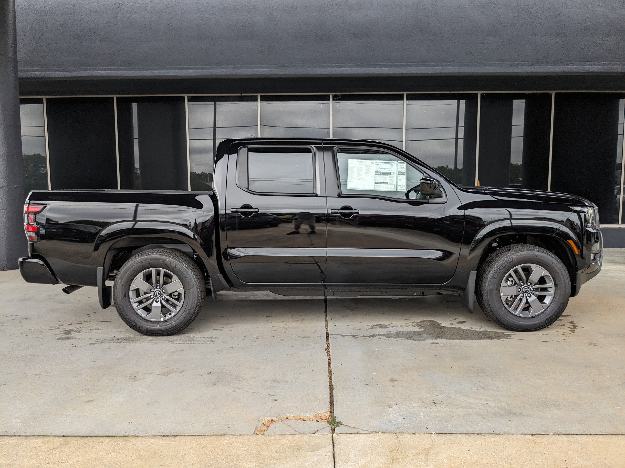 2025 Nissan Frontier Crew Cab SV photo 2