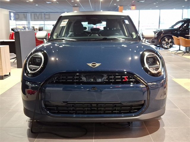 2025 Mini Cooper 4 Door Hardtop Iconic photo 2