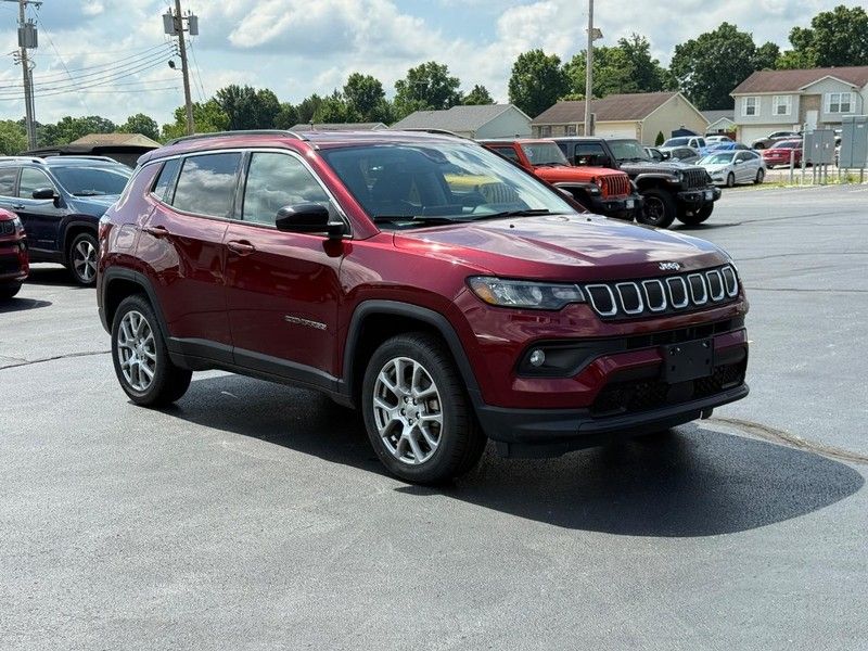 2022 Jeep Compass Latitude Lux photo 2