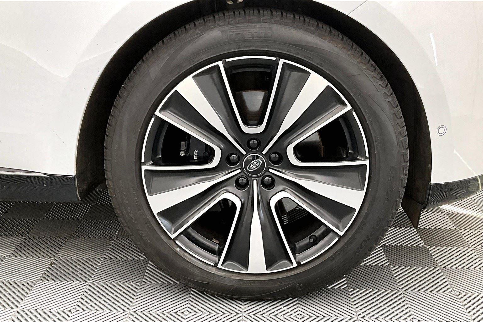 2023 Land Rover Range Rover SE photo 4