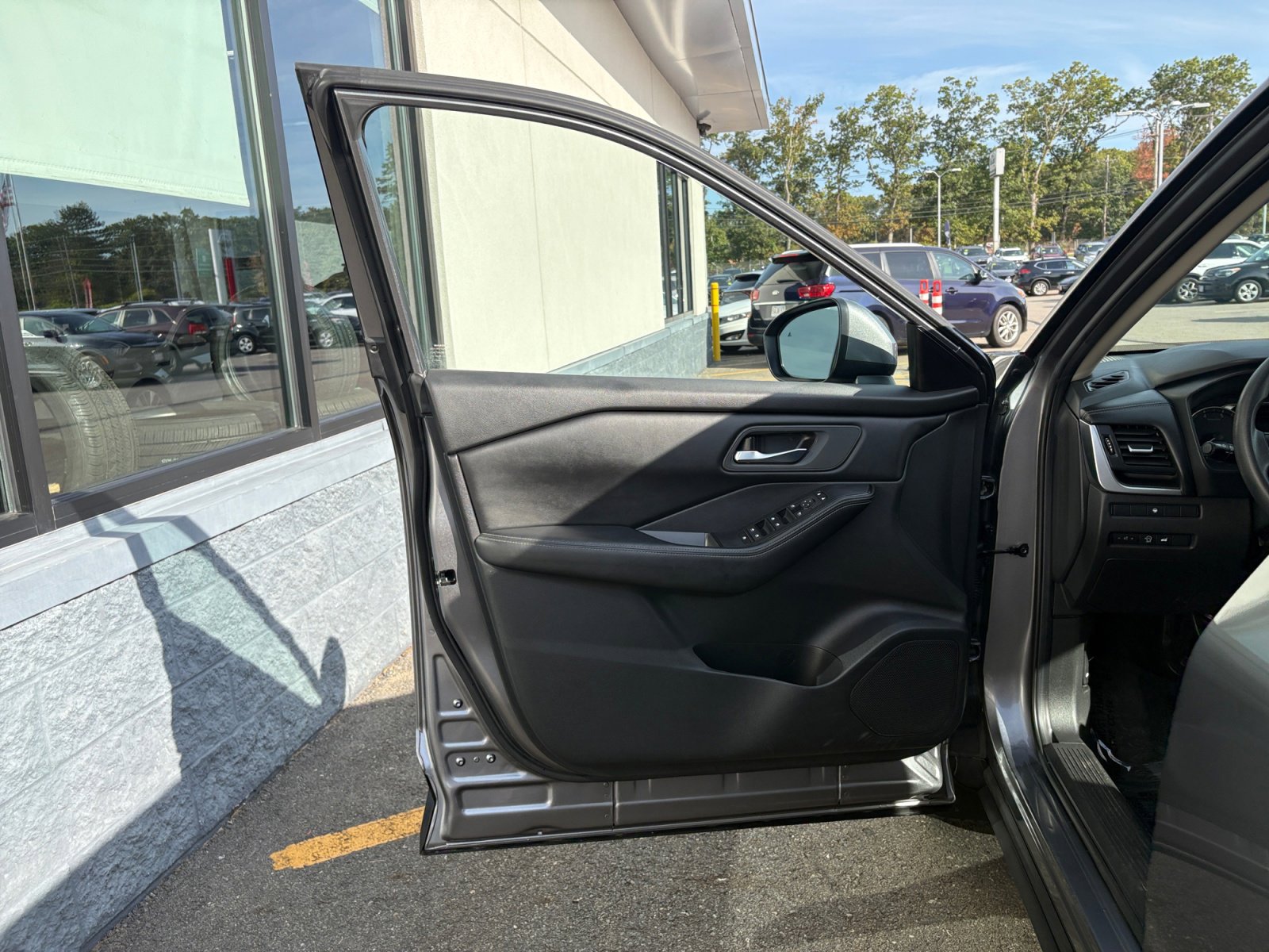 2024 Nissan Rogue SV photo 24