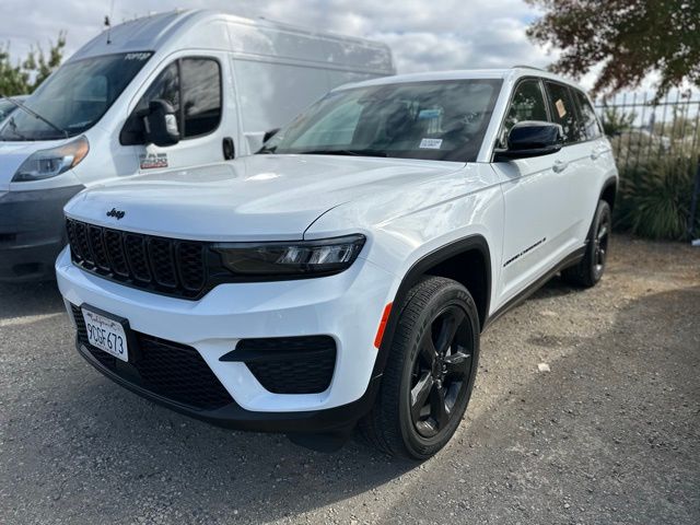 2022 Jeep Grand Cherokee Altitude photo 2