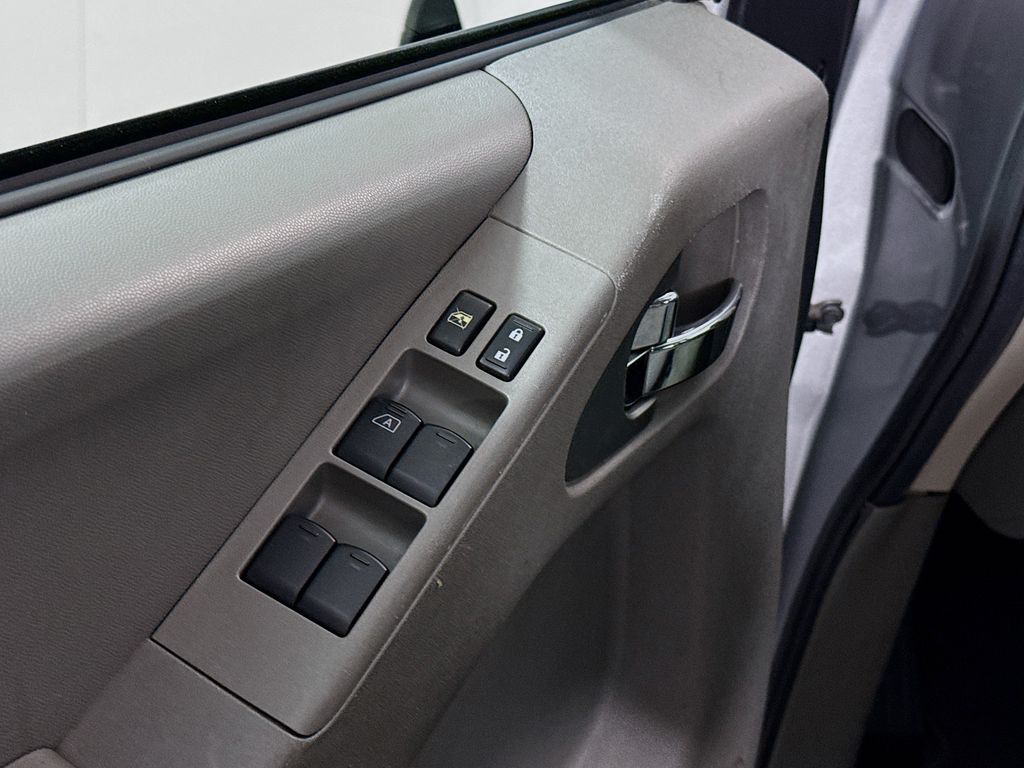 2016 Nissan Frontier SV Crew Cab photo 13