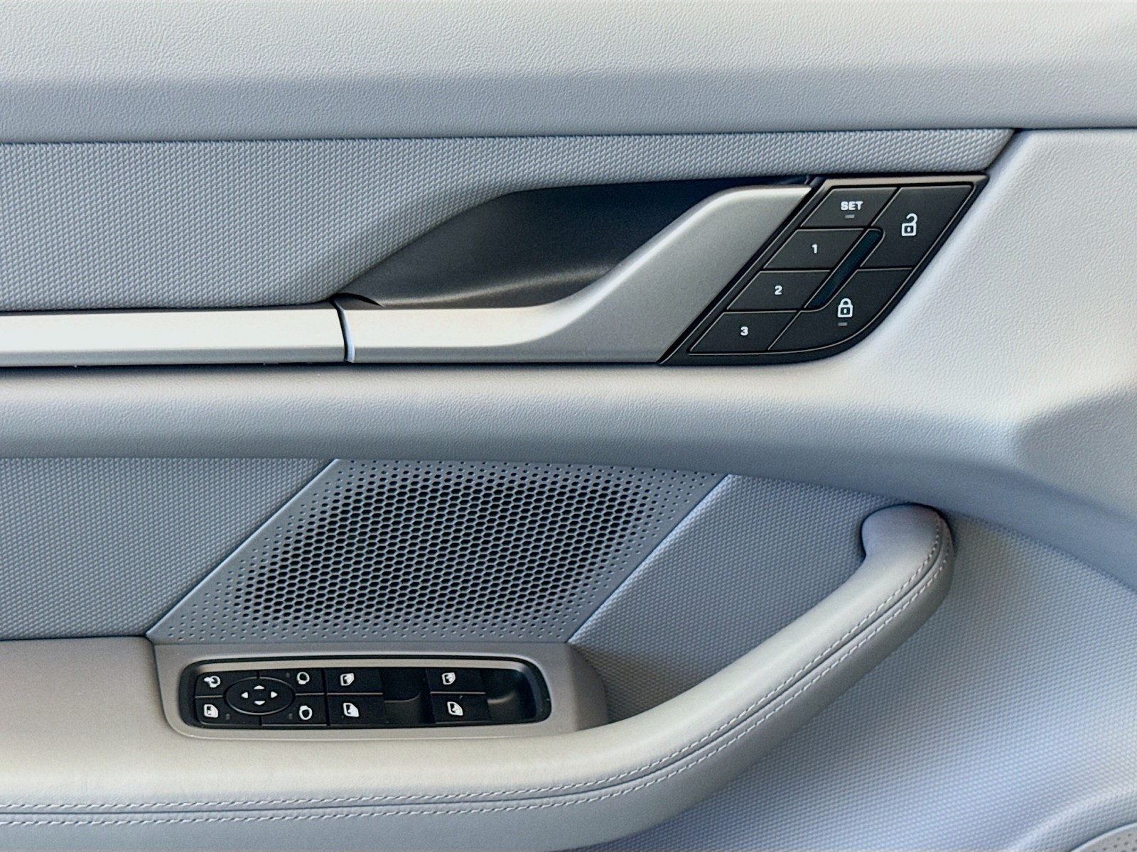 2025 Porsche Taycan 4 photo 11